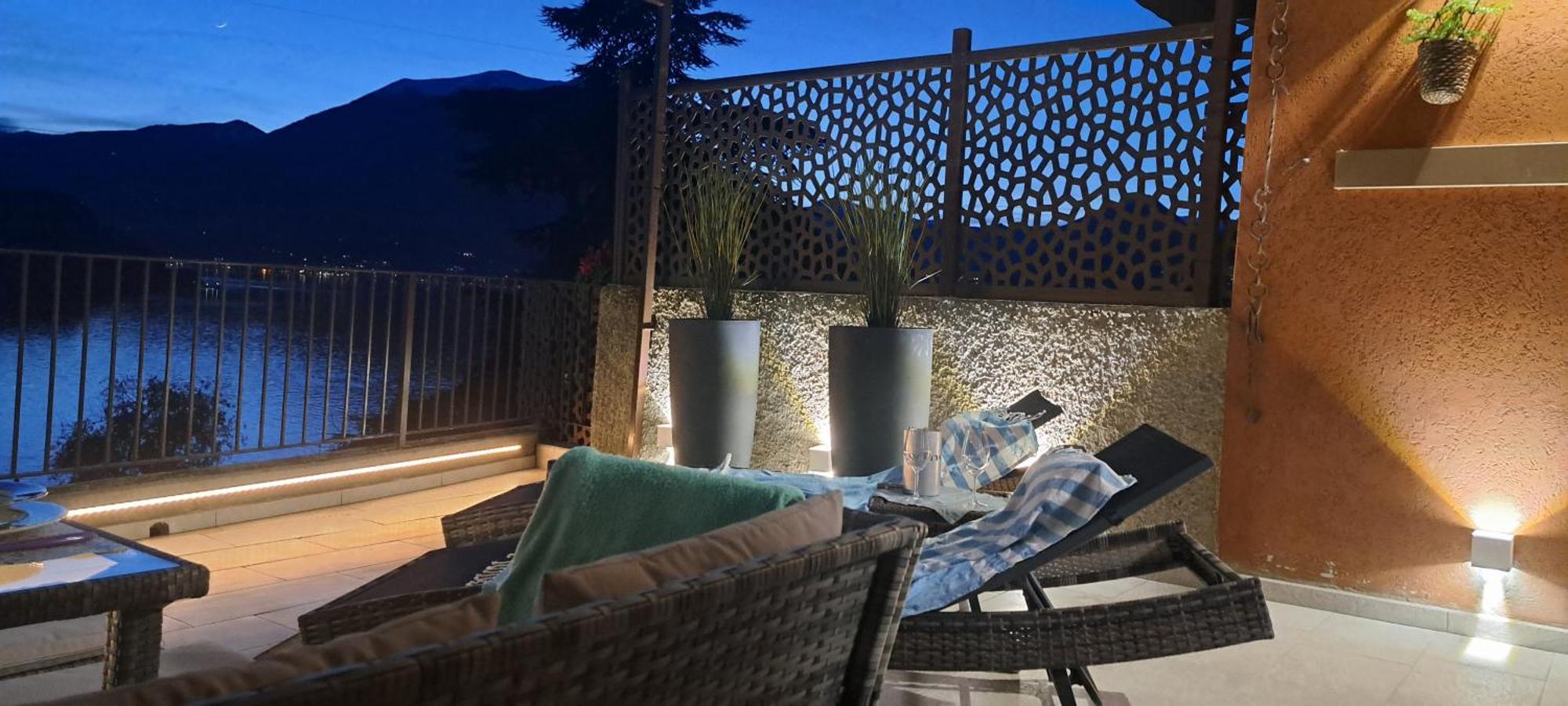 Dream Lake Panorama, Garage In The Center Of Varenna Exterior photo