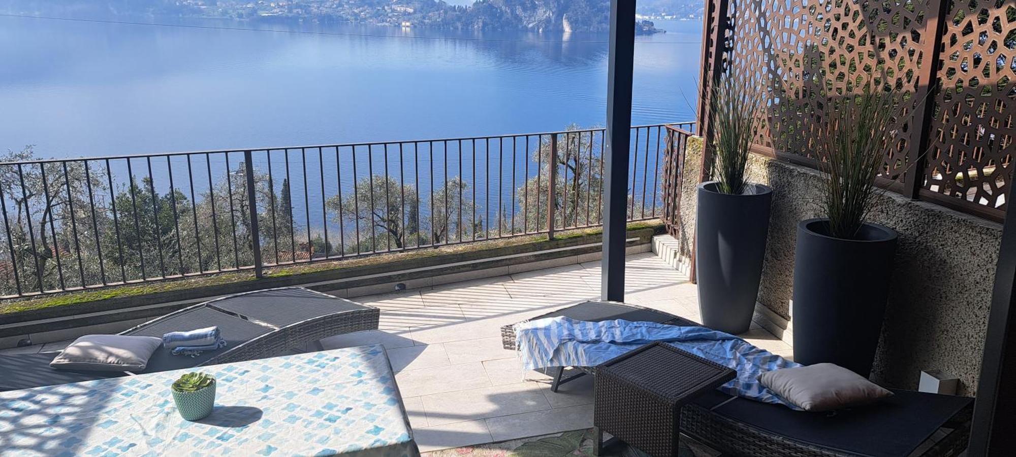 Dream Lake Panorama, Garage In The Center Of Varenna Exterior photo
